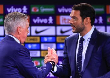 Carlo Ancelotti e Samir Xaud se cumprimentam em apresentação do italiano como técnico da Seleção Brasileira