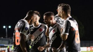 Jogadores do Vasco comemoram gol marcado contra =o Melgar