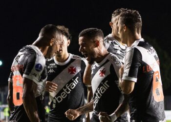 Jogadores do Vasco comemoram gol marcado contra =o Melgar