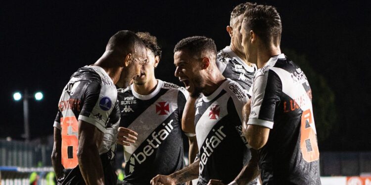Jogadores do Vasco comemoram gol marcado contra =o Melgar