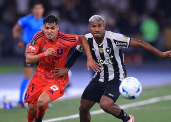 Lance de partida entre Botafogo e Universidad de Chile