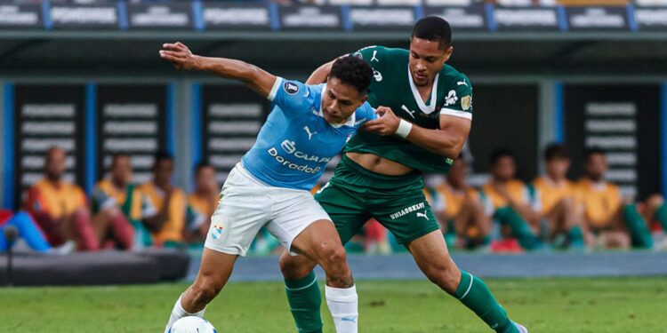 Lance de partida entre Sporting Cristal e Palmeiras