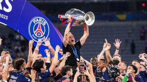 Luis Enrique, treinador do PSG, levanta a taça da Champions League
