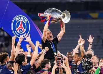Luis Enrique, treinador do PSG, levanta a taça da Champions League