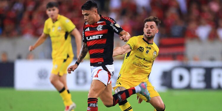 Lance de partida entre Flamengo e Deportivo Táchira