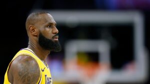 LeBeon James, ala-armador do Los Angeles Lakers, durante partida contra o Minnesota Timberwolves