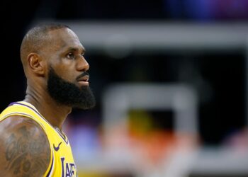 LeBeon James, ala-armador do Los Angeles Lakers, durante partida contra o Minnesota Timberwolves
