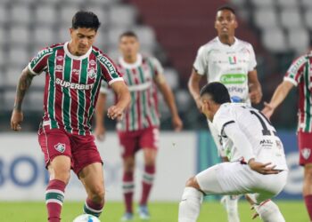 Lance de partida entre Once Caldas e Fluminense