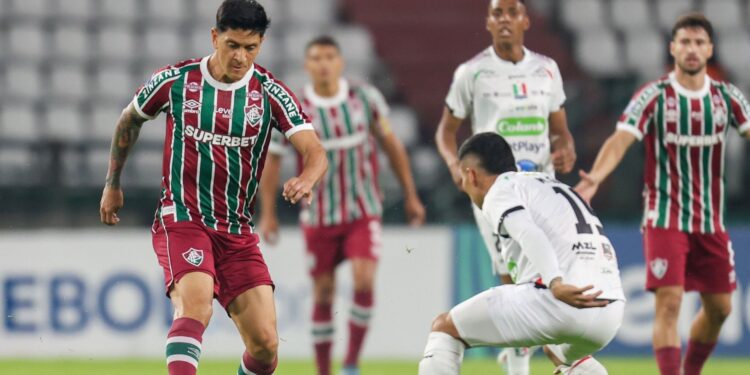 Lance de partida entre Once Caldas e Fluminense