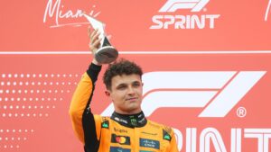 Lando Norris, piloto da McLaren, levanta troféu após vencer corrida sprint de Miami