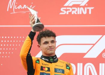 Lando Norris, piloto da McLaren, levanta troféu após vencer corrida sprint de Miami