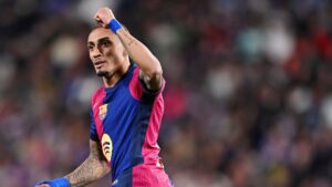 Raphinha, do Barcelona, comemora gol marcado contra o Real Valladolid