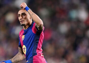 Raphinha, do Barcelona, comemora gol marcado contra o Real Valladolid