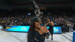 Rayssa Leal, skatista brasileira. levanta troféu da SLS de Miami