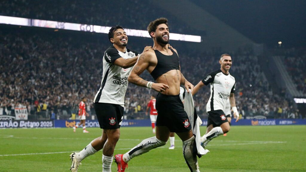 Yuri Alberto, do Corinthians, comemora gol marcado contra o Internacional