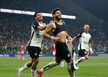Yuri Alberto, do Corinthians, comemora gol marcado contra o Internacional