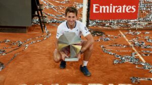 Casper Ruud, tenista norueguês, posa com troféu do Madrid Open