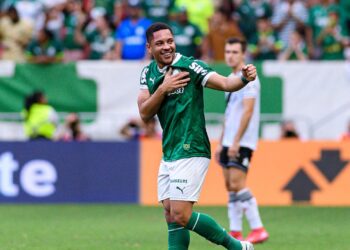 Vitor Roque, do Palmeiras, comemora gol marcado contra o Vasco