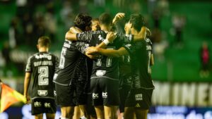Jogadores do Atlético-MG comemoram gol marcado contra o Juventude