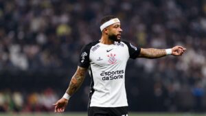 Memphis Depay, do Corinthians, durante partida contra o Internacional