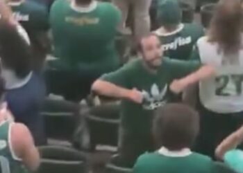 Torcedor do Palmeiras é flagrado fazendo gestos racistas