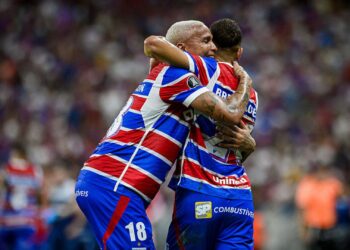 Jogadores do Fortaleza comemoram gol marcado contra o Colo Colo