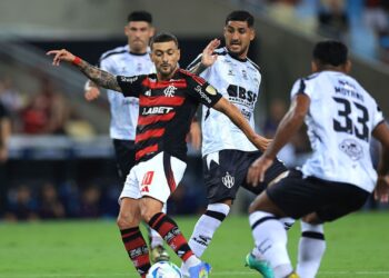 Lance de partida entre Flamengo e Central Córdoba