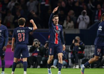 Jogadores do PSG comemoram gol marcado contra o Arsenal