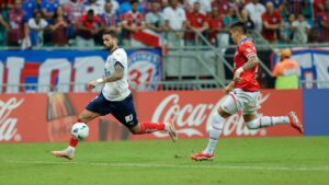 Lance da partida entre Bahia e Nacional-URU