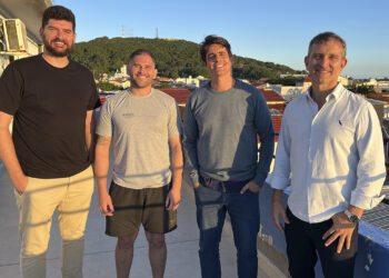 Reunião foi composta pelo Prefeito de Laguna, Preto Crippa (de azul), pelo empresário Romulo Camilo, (de preto), por Andrey Andrade, professor e referência no jiu-jitsu em Laguna, e por Elias Eberhardt, organizador da AJP Brasil - Foto: Divulgação