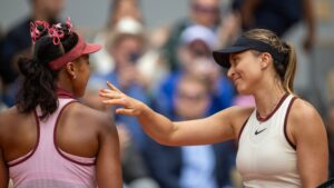Paula Badosa consola Naomi Osaka em Roland Garros.