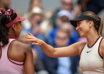 Paula Badosa consola Naomi Osaka em Roland Garros.