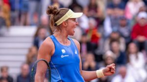 Tenista brasileira, Bia Haddad vibrando com ponto marcado em Roland Garros