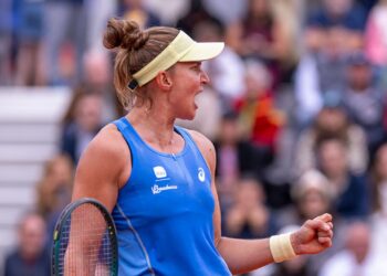 Tenista brasileira, Bia Haddad vibrando com ponto marcado em Roland Garros