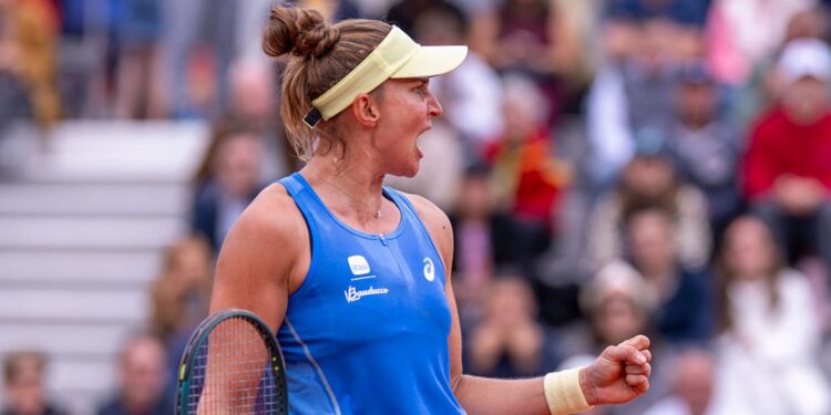 Tenista brasileira, Bia Haddad vibrando com ponto marcado em Roland Garros
