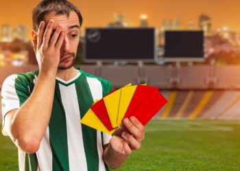 Ilustração de jogador cheio de cartões - https://sportbuzz.com.br/futebol/2025/05/23/195-mil-torcedores-e-um-final-que-mudou-a-historia-do-futebol-para-sempre/