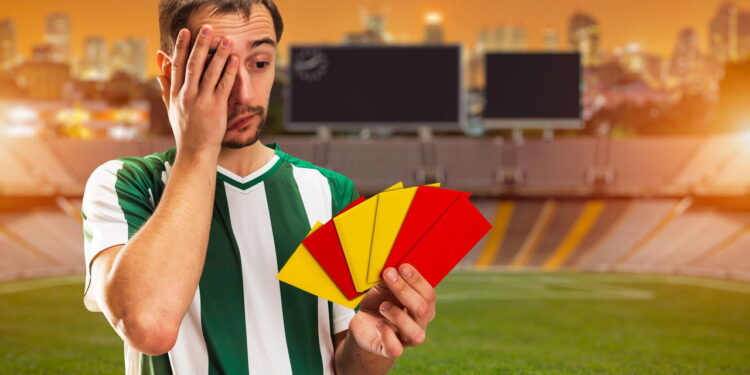 Ilustração de jogador cheio de cartões - https://sportbuzz.com.br/futebol/2025/05/23/195-mil-torcedores-e-um-final-que-mudou-a-historia-do-futebol-para-sempre/