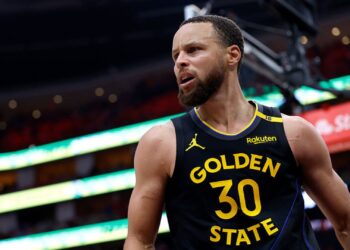 Curry pode perder a semifinal contra os Wolves