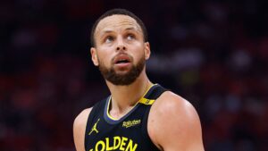 Curry deixou a quadra com dores na coxa esquerda