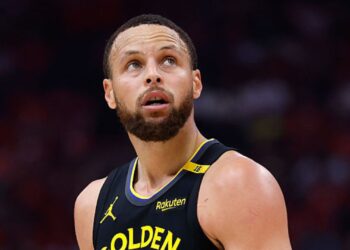 Curry deixou a quadra com dores na coxa esquerda