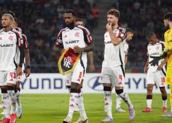 Flamengo fala sobre tentativa de assalto a jogadores.