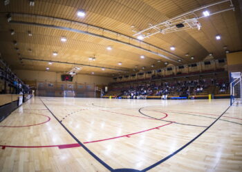 Imagem de uma quadra de futsal - https://sportbuzz.com.br/futsal/2025/05/26/futsal-atleta-e-expulsa-de-time-apos-se-lancar-em-plataforma-adulta/