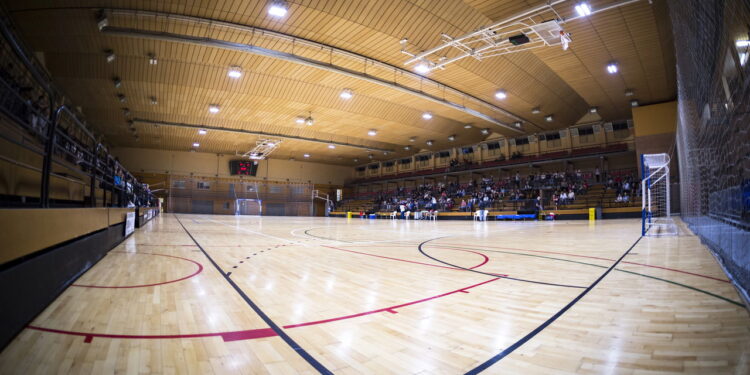 Imagem de uma quadra de futsal - https://sportbuzz.com.br/futsal/2025/05/26/futsal-atleta-e-expulsa-de-time-apos-se-lancar-em-plataforma-adulta/