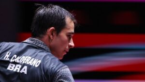 Hugo Calderano disputa a final do Mundial de Tênis de Mesa.