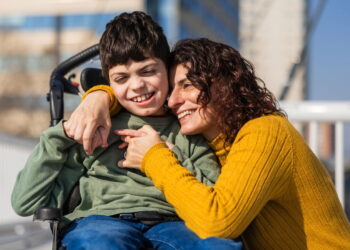 Criança e mãe felizes - Créditos: depositphotos.com / jordimora