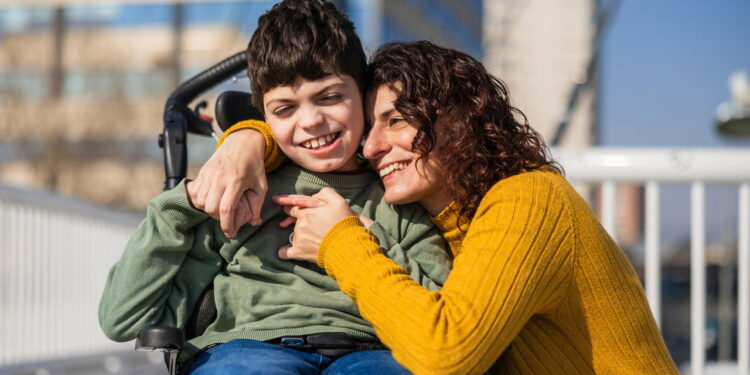 Criança e mãe felizes - Créditos: depositphotos.com / jordimora