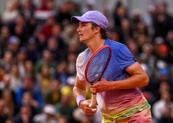 João Fonseca em ação durante a primeira rodada em Roland Garros