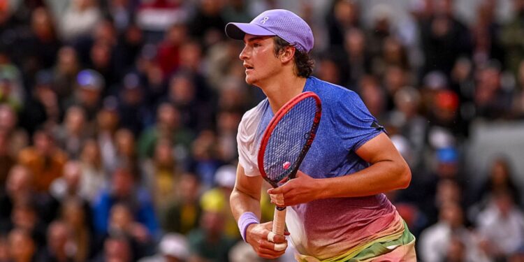 João Fonseca em ação durante a primeira rodada em Roland Garros