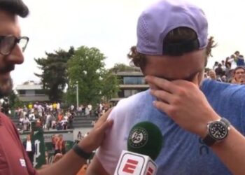 João Fonseca vence mais uma em Roland Garros e se emociona.