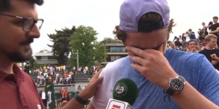 João Fonseca vence mais uma em Roland Garros e se emociona.